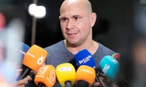 Abilio confronta apoiador de Lula e questiona uso de vaga para PCD: “Tem laudo?”