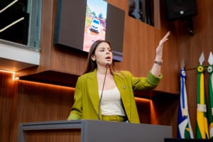 Michelly defende porte de arma para mulheres com medida protetiva: ‘Direito de escolher se defender’